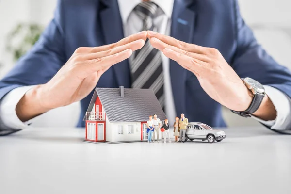 depositphotos_226809952-stock-photo-insurance-agent-house-toy-safety